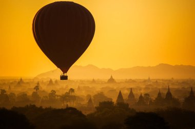 sıcak hava balonu üzerinde düz bagan puslu sabah, myanmar