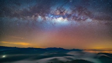 Samanyolu 'ndan gün doğumuna kadar Bulut denizi ile birlikte Yala, Tayland 