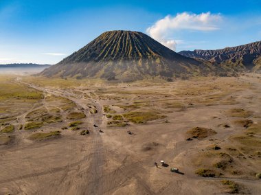 Bromo Yanardağı, Doğu Java, Surabuya, Endonezya 'ya giden yolda macera dolu off-road arabaları.