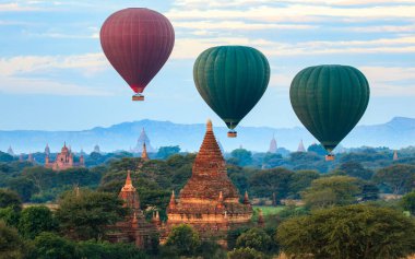 sıcak hava balonu üzerinde düz bagan puslu sabah, myanmar