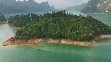 Hava aracı Tayland 'daki Khao Sok Ulusal Parkı' ndaki adayı ortaya çıkarmak için geri dönüyor.