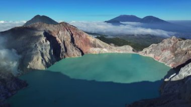 Hava aracı görüntüsü, Endonezya 'daki Kawah Ijen volkan kraterinden geri çekiliyor.