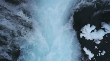 Bruarfoss şelalesinin ve İzlanda 'da Bruara Nehri' nin hava aracı görüntüsü.