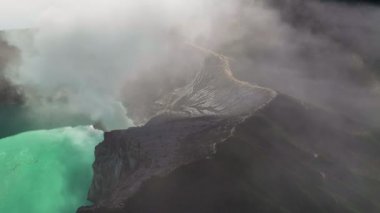 Hava gözlem insansız hava aracı yörüngesi Kawah Ijen volkan kraterini, Java 'yı, Endonezya' yı ortaya çıkarıyor.