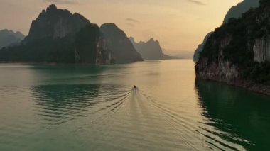 Tayland 'ın başkenti Khao Sok Gölü' ne insansız hava aracı takip botu geliyor.
