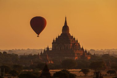 sıcak hava balonu üzerinde düz bagan puslu sabah, myanmar