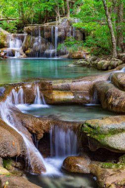 Erawan derin orman şelalesi, Kanchanaburi, Tayland