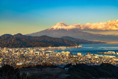 Fuji Dağı ve Shimizu limanı gün batımında arka planda, Shizuoka şehri, Japonya