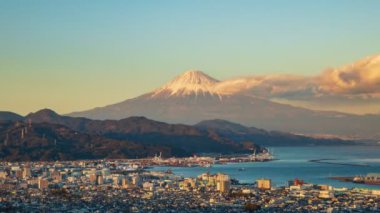 Timelapse Dağı Fuji ve Shimizu limanı, gün batımından geceye, Shizuoka şehri, Japonya