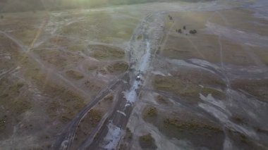 Bromo volkanı, Java Endonezya 'ya giden bir arabayı takip eden hava aracı.