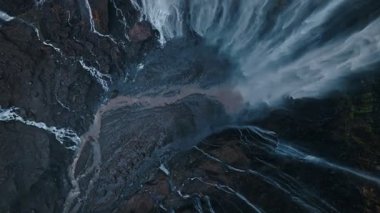 Tumpak Sewu şelalesinin altından yükselen ve dönen hava aracı, dik kanyona, Malang, Doğu Java, Endonezya 'ya çoklu düşüşler