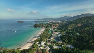 Tayland 'ın güneyindeki Kata ve Karon sahilleri, Phuket, hava manzaralı uçuş yörüngesi