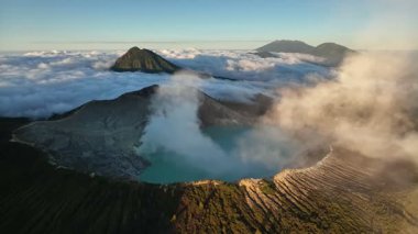 Hava gözlem insansız hava aracı yörüngesi Kawah Ijen volkan kraterini, Java 'yı, Endonezya' yı ortaya çıkarıyor.