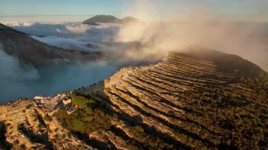 Hava gözlem insansız hava aracı yörüngesi Kawah Ijen volkan kraterini, Java 'yı, Endonezya' yı ortaya çıkarıyor.