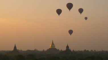 Sisli bir sabahta Bagan ovasının üzerinde balon, Bagan, Myanmar