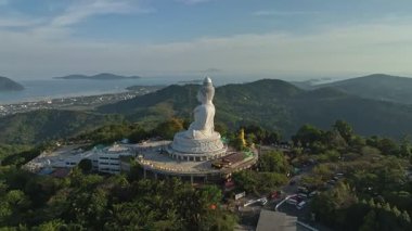 Dağın tepesinde, Phuket, Tayland 'da büyük Buda' nın yörüngesinde dönen hava aracı.