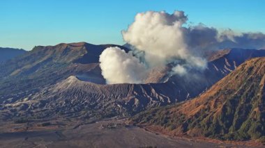Hava aracı Bromo volkan krateri, Java, Endonezya yörüngesinde uçuyor.