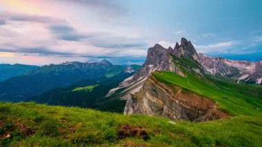 Gün batımında Seceda Dağı, Dolomitler, İtalya