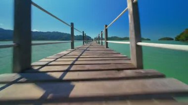 Hava aracı uçakları ahşap köprüden geçer ve güzel denizi ortaya çıkarmak için yükselir, Nakhon Si Thammarat, Tayland  