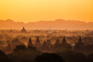 Gün doğumunda Bagan Tapınakları, Bagan (Pagan), Myanmar