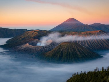 Güneş doğarken Bromo 'nun aktif yanardağ görüntüsü, Tengger Semeru ulusal parkı, Doğu Java, Endonezya