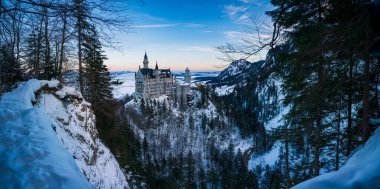 Gündoğumunda Neuschwanstein Kalesi 'nin Panoraması, kış mevsimi, Schwangau, Bavyera, Almanya