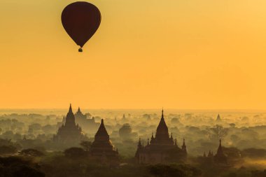 sıcak hava balonu üzerinde düz bagan puslu sabah, myanmar