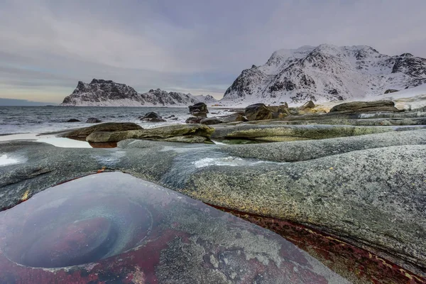 Oczy Smoka Pięknej Niesamowitej Plaży Uttakleiv Wyspy Lofoten Norwegii Zimowy — Zdjęcie stockowe