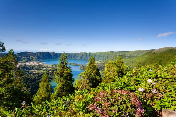 มมองท นตาต นใจของทะเลสาบเซทคาล Azores โปรต เกส วพาโนรามาจากม มมองของภ ธรรมชาต สวยงาม — ภาพถ่ายสต็อก