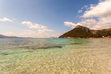 İspanya 'nın Balear Adaları' ndaki Palma de Mallorca 'da kristal berrak suyu olan harika bir sahil. Akdeniz 'de yaz tatili, Avrupa' nın en iyi seyahat yeri..