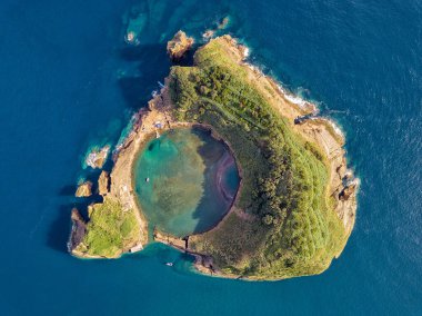 Azores havadan panoramik görüntü. Vila Franca do Campo 'nun en iyi manzarası. Eski bir su altı volkanı krateri. Sao Miguel Adası, Azores, Portekiz. Doğa tarafından oyulmuş kalp. Kuş bakışı.