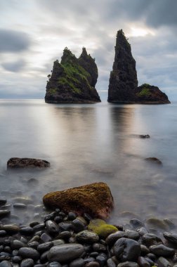 Alagoa Körfezi, Azores, Portekiz 'deki Flores Adası' nda inanılmaz bir sahil. Nadir rastlanan doğal güzellikteki deniz manzarası, turistik bir yer ve turistik bir yer. Siyah kumsal ve yuvarlak taşlar..