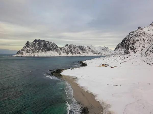 Drohnenpanorama Von Den Lofoten Norwegen Berge Und Meerblick Bei Sonnenuntergang lizenzfreie Stockbilder