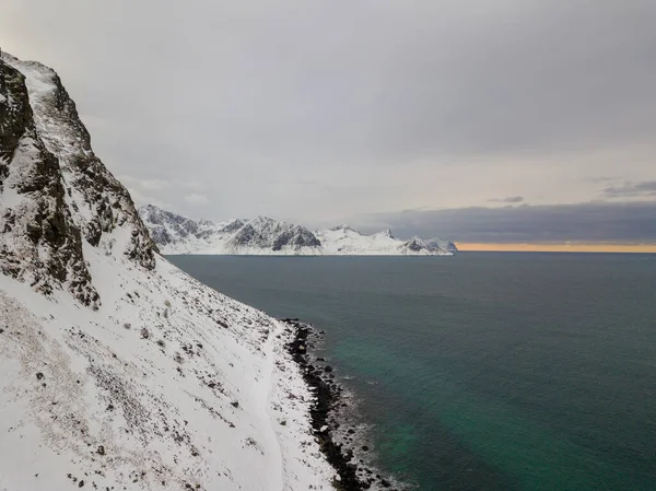 Drohnenpanorama Von Den Lofoten Norwegen Berge Und Meerblick Bei Sonnenuntergang lizenzfreie Stockfotos