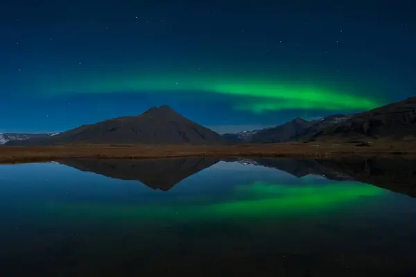 오로라 보렐리스 북극광은 아이슬란드의 하늘에서 이를보여준다 아름다운 초록빛을 은거울처럼 반사된다 로열티 프리 스톡 이미지