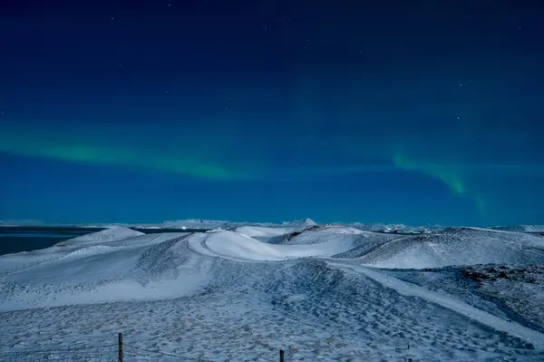 오로라 보렐리스 북극광은 아이슬란드의 하늘에서 이를보여준다 초록빛 겨울의 뒤섞인 스톡 이미지
