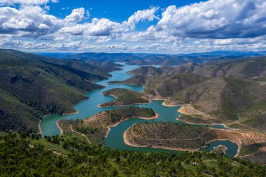 Sabor Gölü 'nün soyut manzarası, Tras os Montes ve Alto Douro, Portekiz. Drone vizyonu, Serpente do Medal, Sabor River 'ın hava görüntüsü, Kuzey Portekiz' deki turizm ve seyahat merkezi..