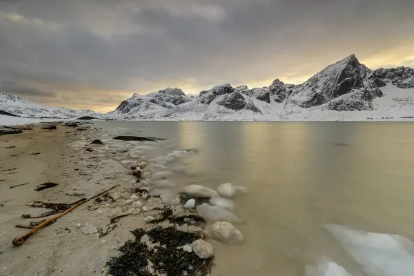 Die Lofoten Norwegen Und Ihre Wunderschöne Winterlandschaft Bei Sonnenuntergang Idyllische Stockfoto