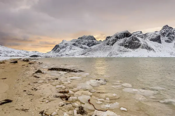 Die Lofoten Norwegen Und Ihre Wunderschöne Winterlandschaft Bei Sonnenuntergang Idyllische Stockfoto