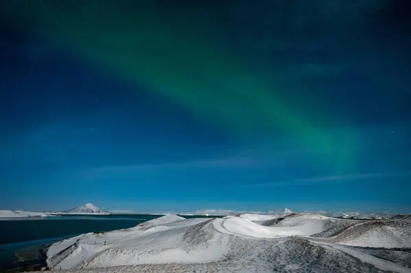 오로라 보렐리스 북극광은 아이슬란드의 하늘에서 이를보여준다 초록빛 겨울의 뒤섞인 스톡 이미지