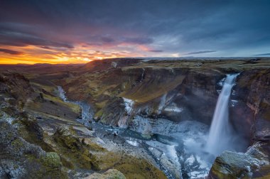 Landmannalaugar Kanyonu, İzlanda 'daki Haifoss Şelalesi' nin dramatik manzarası. Gün batımında Dağlık arazinin muhteşem manzarası. Kış karı.