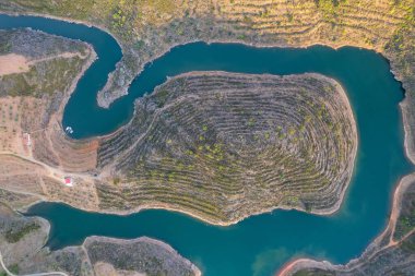 Sabor Gölü 'nün muhteşem soyut manzarası, Tras os Montes Portugal. Drone vizyonu, Serpente do Medal, Sabor River 'ın hava görüntüsü, Kuzey Portekiz' deki turizm ve seyahat merkezi..