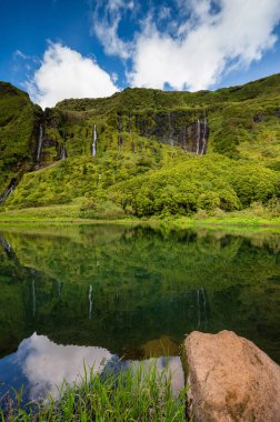 Flores Adası 'nda Azores manzaralı hava aracı manzarası. Alagoinha Gölü 'ne akan tek bir kayalık yüzey üzerinde birden fazla şelale bulunan ikonik bir göl. Portekiz 'deki en iyi seyahat yeri.