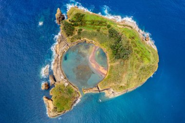 Azores havadan inanılmaz bir manzara. Vila Franca do Campo 'nun en iyi manzarası. Eski bir su altı volkanı krateri. San Miguel Adası, Azores, Portekiz. Doğa tarafından oyulmuş kalp. Kuş bakışı.
