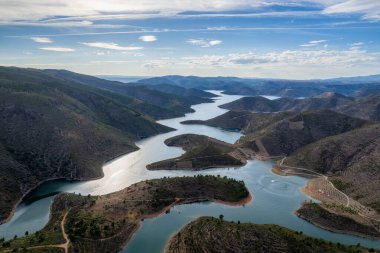 Sabor Gölü 'nün muhteşem soyut manzarası, Tras os Montes Portugal. Drone vizyonu, Serpente do Medal, Sabor River 'ın hava görüntüsü, Kuzey Portekiz' deki turizm ve seyahat merkezi..