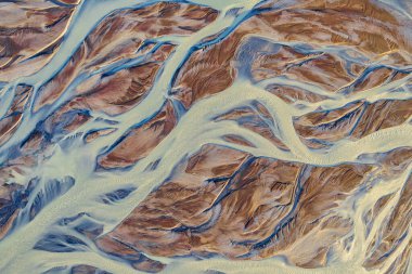 İzlanda buzullarından yükselen nehirlerin soyut hava görüntüsü. Tabiat ana İzlanda 'da çarpıcı sanat eserleri yarattı. Duvar kağıdı arkaplanı için yüksek kaliteli fotoğraf