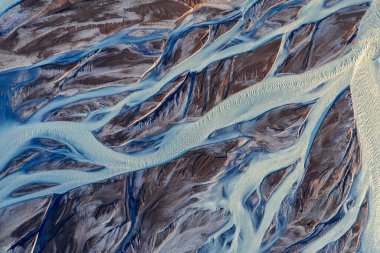 İzlanda buzullarından yükselen nehirlerin soyut hava görüntüsü. Tabiat ana İzlanda 'da çarpıcı sanat eserleri yarattı. Duvar kağıdı arkaplanı için yüksek kaliteli fotoğraf