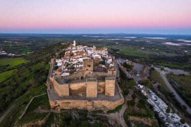 Portekiz, Alentejo 'daki ortaçağ köyü Monsaraz' ın inanılmaz hava manzarası. Gün batımında manzara çok güzel. Tarihi şato, turistik eğlence ve tatil beldesi. 