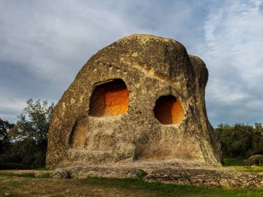 Canchal de los Ojos, gözlere benzeyen iki oyuğu olan tekil bir kaya türüdür. Piedras Albas 'taki antik tarih öncesi tapınak. İspanya.
