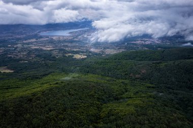 Valle del Ambroz 'da bulutlu bir manzara. Extremadura. İspanya.